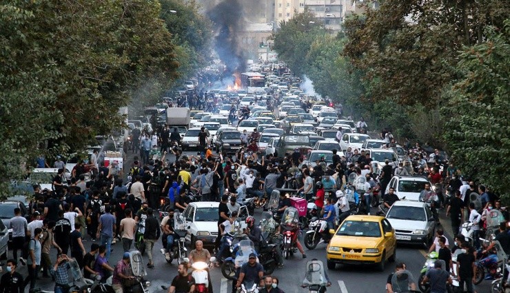 İran'da Protestocu 14 Kişi Tutuklandı!