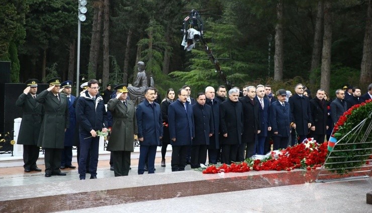 Haydar Aliyev, Kabri Başında Anıldı!