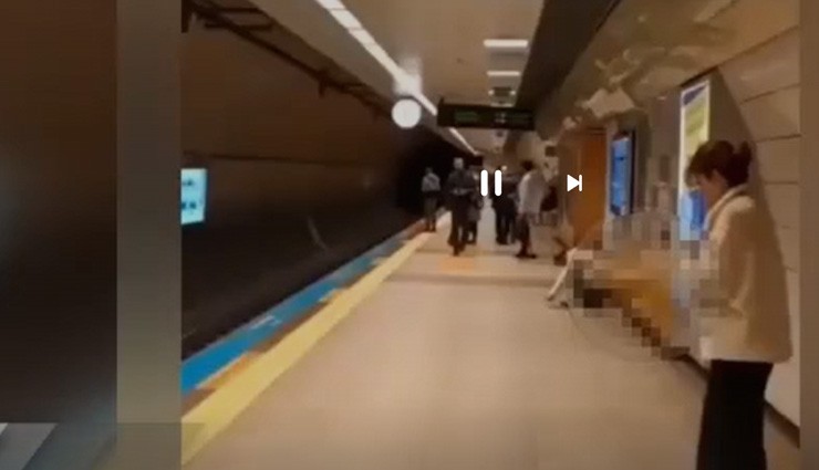 Metroda Tuvaletini Yaptı!