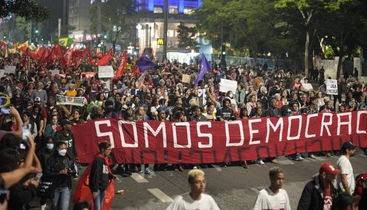 Brezilyalılar Demokrasi İçin Sokaklarda!