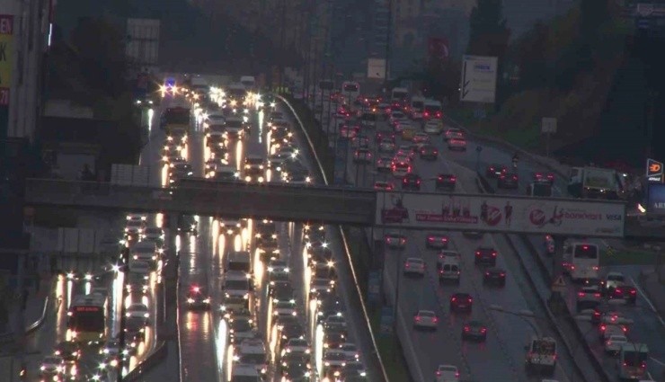 İstanbul'da Sağanak Trafiği Olumsuz Etkilendi!