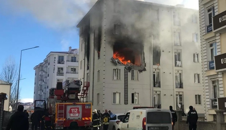 Kars'ta Bir Binada Patlama Sonrası Yangın!