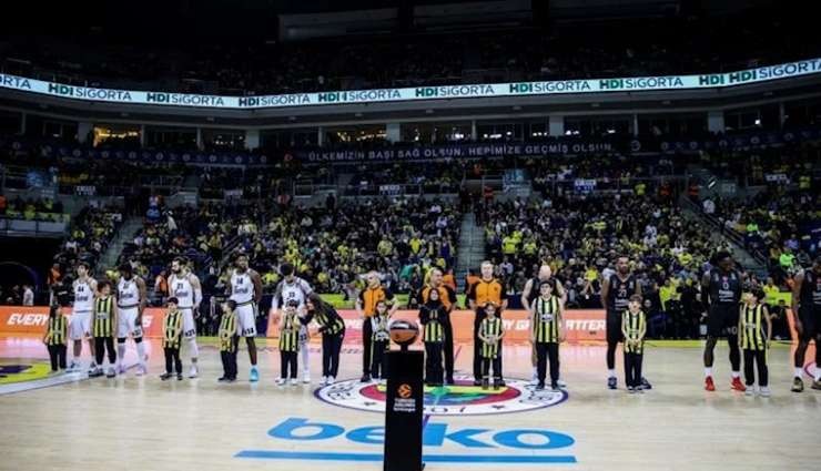 Fenerbahçe Tribünlerinde Yine İstifa Sloganı!