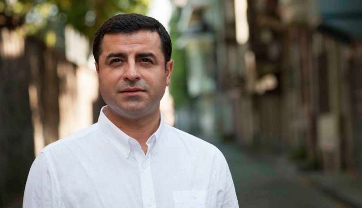 Demirtaş 'Seccade' Sorusuyla Kılıçdaroğlu'na Destek Verdi!
