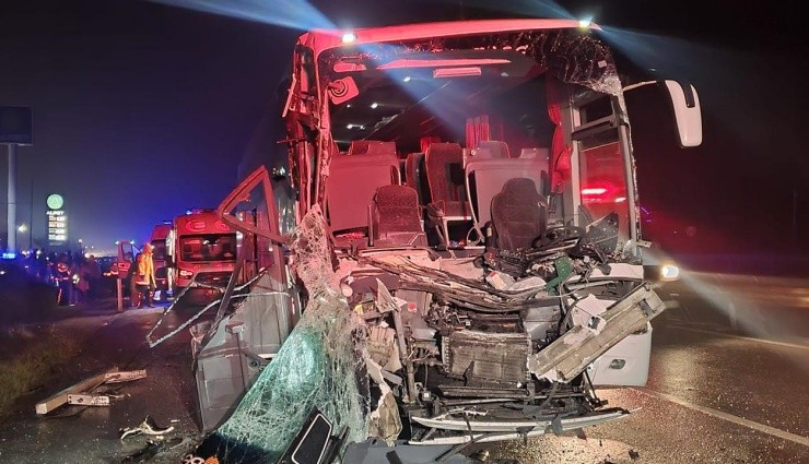 Balıkesir'de Tur Otobüsü TIR'a Çarptı: 33 Yaralı!