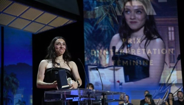 Merve Dizdar Cannes'ta Ödül Aldı!