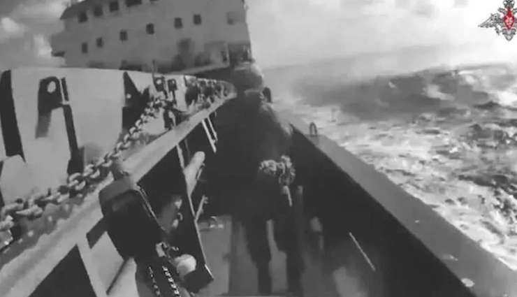 Rus Askerlerinden Karadeniz'de Türk Gemisine Baskın!