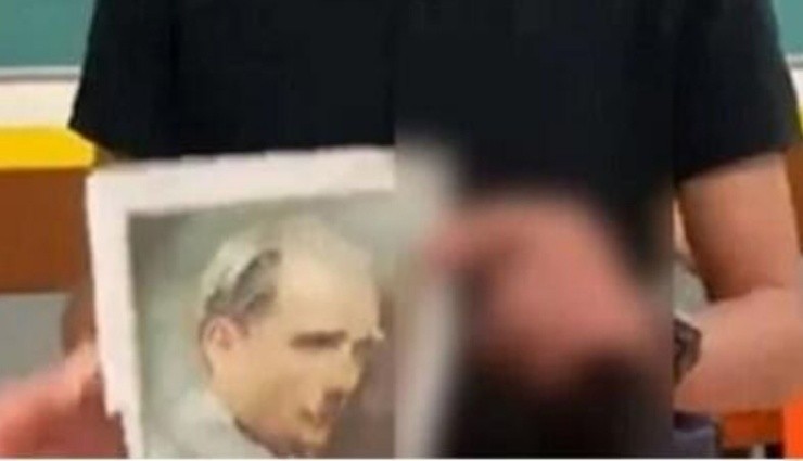 Atatürk'ün Fotoğrafına Yönelik Uygunsuz Hareket Etti!