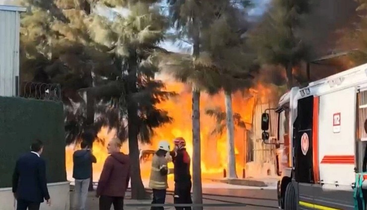 İzmir' de Kimya Fabrikasında Yangın!