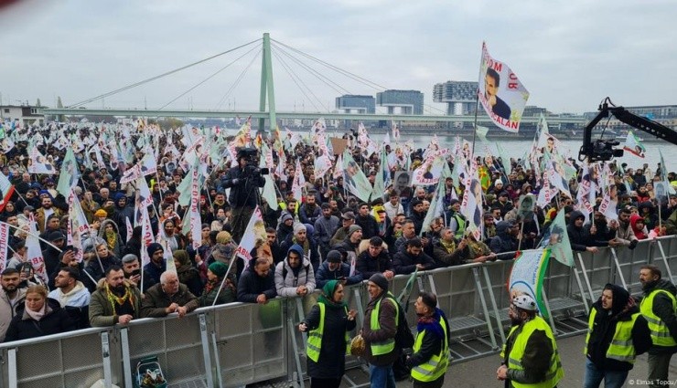 Köln'de Kürt Gruplardan Öcalan Gösterisi!