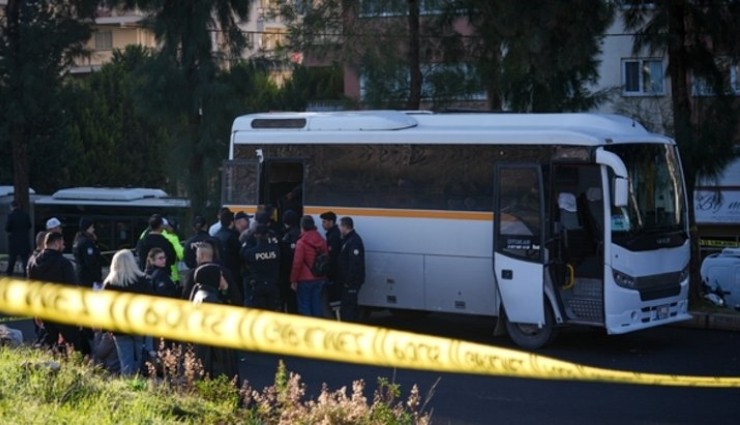 İzmir'de Okul Servisi Tıra Çarptı: 1 Öğrenci Hayatını Kaybetti!