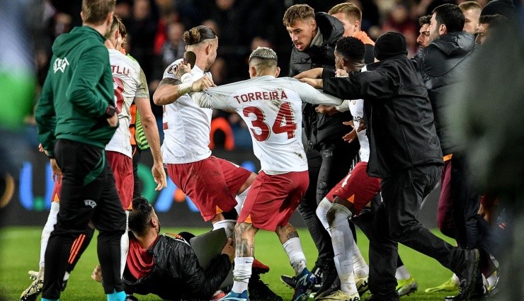 Galatasaray-Prag Maçı Sonunda Saha Karıştı!