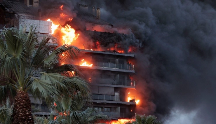 İspanya'da Yangın: 14 Katlı Bina Küle Döndü!