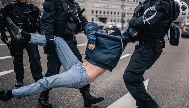 Almanya'da İklim Aktivistlerine Polis Müdahalesi!