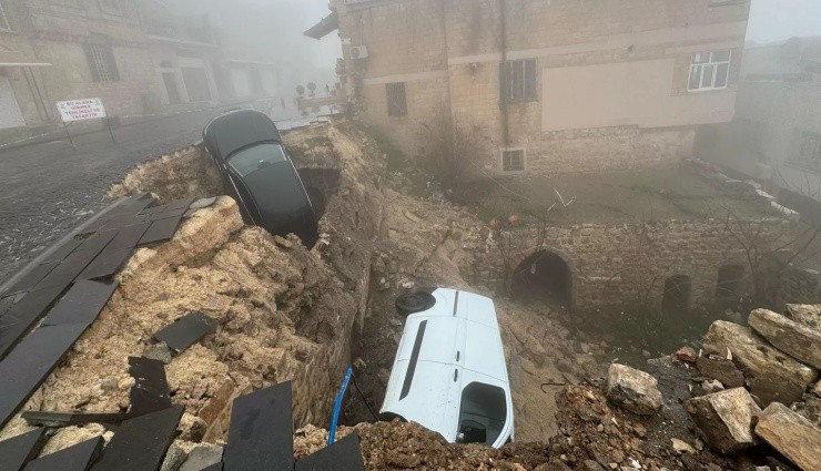 Sağanak Nedeniyle Yol Çöktü: 2 Araç Çamura Gömüldü!