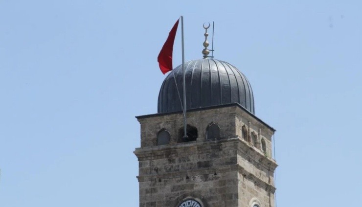 Antalya'da Saat Kulesi'nde Bayrak Tartışması!