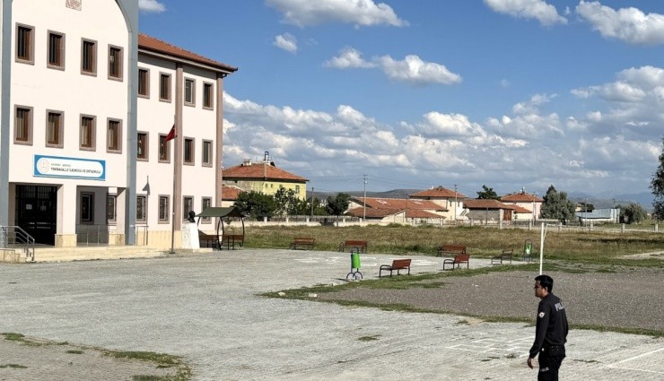 Öğretmen, Okulun Bahçesinde Sopayla Darbedildi!