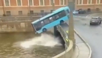 Rusya'da Yolcu Otobüsü Nehre Düştü: 7 Ölü!