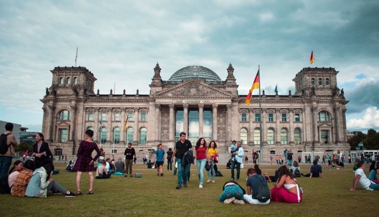 Almanya'da On Binlerce Kişi Vatandaşlık Bekliyor!