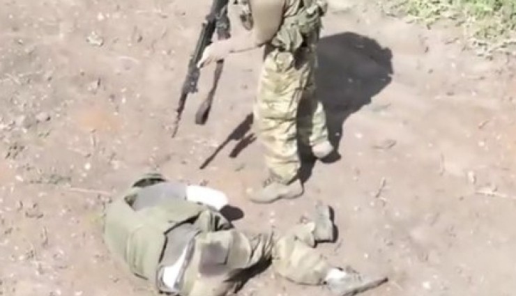 Rus Askeri Yaralanan Arkadaşının Kafasına Sıktı!
