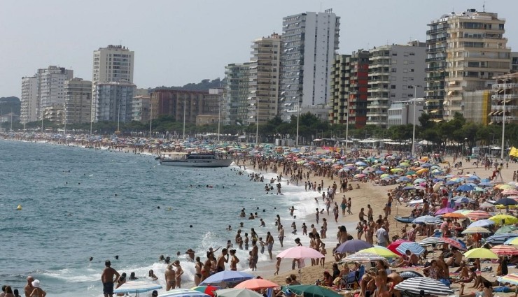 Tatil Kasabası İsyan Etti: 'Şişme Bebekle Dolaşmak Yasak'