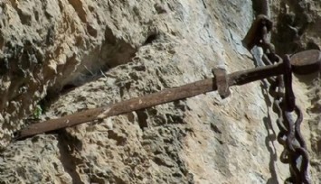 Fransa'da 1300 Yıllık Efsanevi Kılıç Aniden Kayboldu!