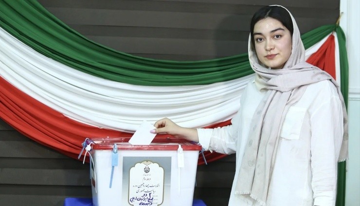 İran’da Oy Verme İşlemi İkinci Kez Uzatıldı!