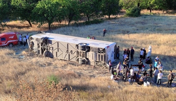 Yolcu Otobüsü Şarampole Uçtu! Çok Sayıda Yaralı Var!