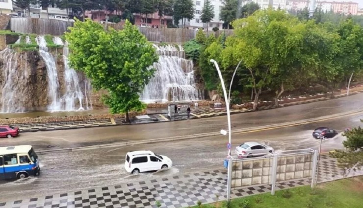 Ankara'yı Sağanak Vurdu! Yollar Göle Döndü!