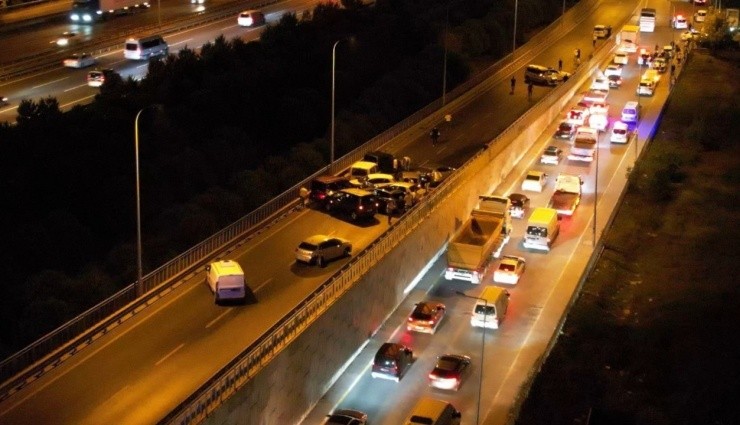 İstanbul'da Zincirleme Trafik Kazası: 15 Araç Çarpıştı!