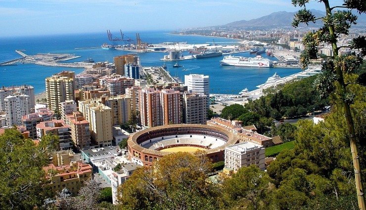 Malaga, Turistlere Üstsüz Gezi ve Gürültüyü Yasaklıyor!