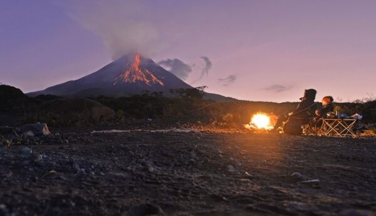 Merapi Yanardağı Lav ve Kül Püskürttü!