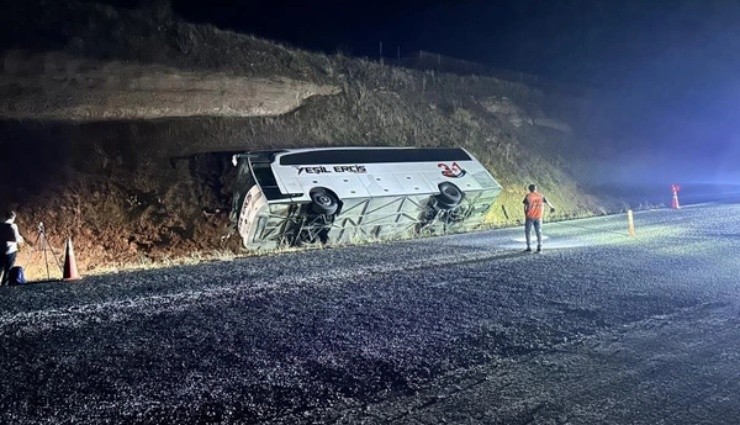 Sivas'ta Yolcu Otobüsü Devrildi!