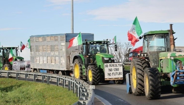 İtalya'da Çiftçiler, Hükümeti Protesto Etti!