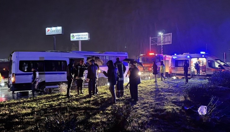 Manisa'da Korkunç Kaza: 2 İşçi Servisi Çarpıştı!