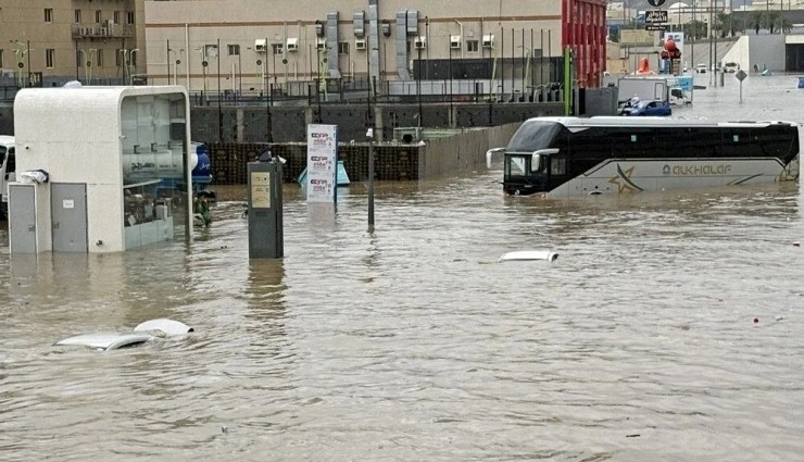 Mekke'yi Sel Vurdu: Birçok Bölge Sular Altında Kaldı!