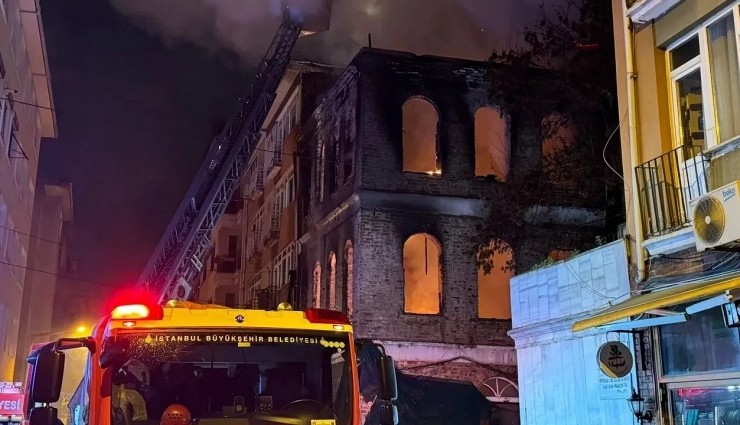 Kadıköy'de Tarihi Binada Yangın:1 Kişi Hayatını Kaybetti!