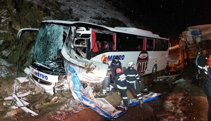 Yolcu Otobüsü Kamyona Çarptı: 1 Ölü, 16 Yaralı!