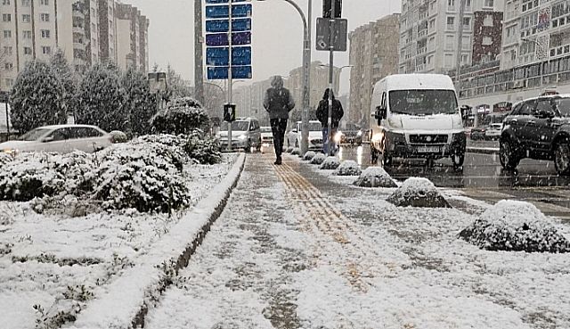 İstanbul'a Yeniden Kar Geliyor! 2 Gün Etkili Olacak